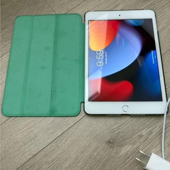 Apple iPad Mini 4 with charger and green folio case included. - Picture 1 of 5